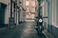 stille Gasse mit Motorrad