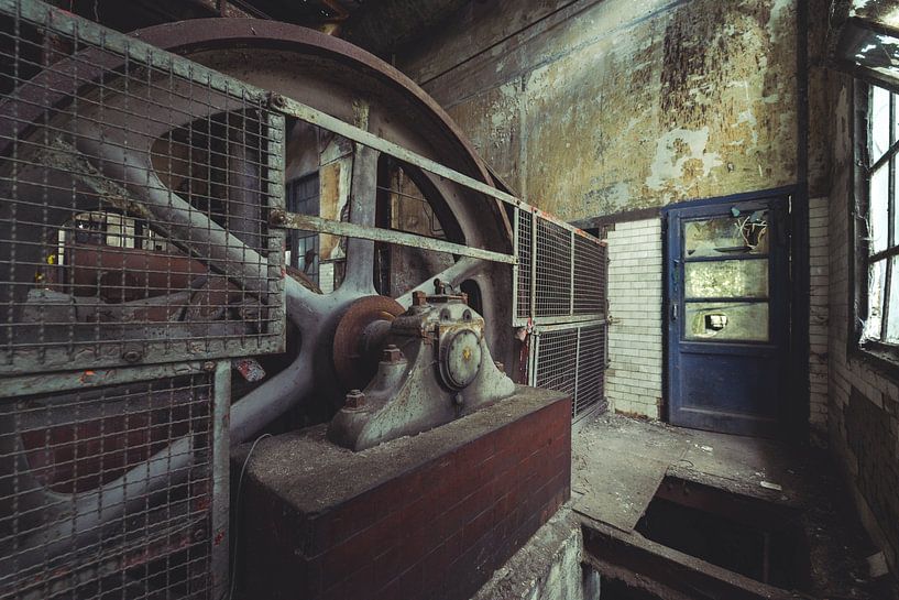 Verlaten aandrijfwiel in energiecentrale - urbex van LostInDecay