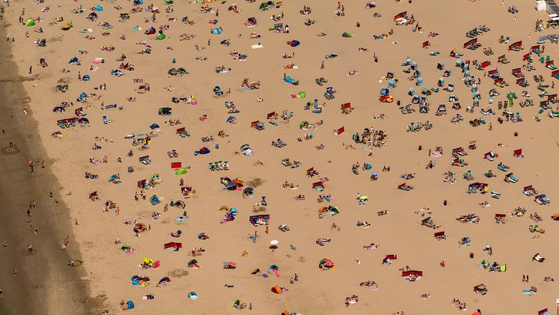 Luftaufnahme geschäftiger Tag Egmond aan Zee von aerovista luchtfotografie