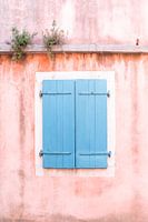 Mediterraner Charme, rosa Fassade und blaue Fensterläden