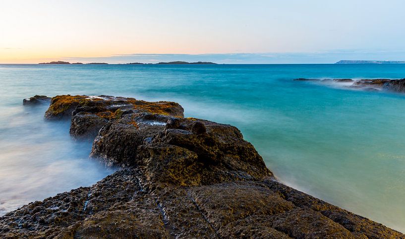 Rotsen in zee von AwesomePics