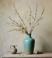 nature morte vase avec branches fleuries pot à lait sur table en bois couleurs rosée précoce.