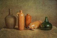 Flaschen und Krüge mit Katzenkopf