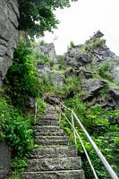 Antike Steinstufen auf einem malerischen Bergpfad