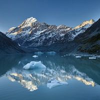 Hooker Lake Icebergs & Mount Cook