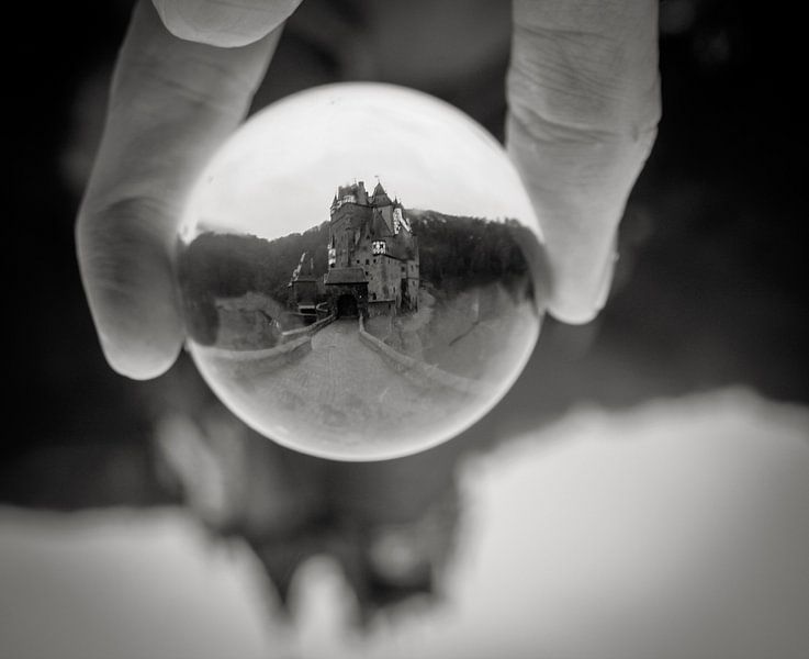 Kasteel Eltz ondersteboven van Johannes Grandmontagne