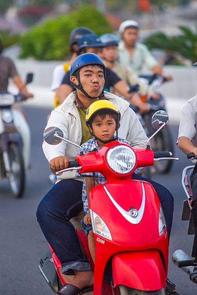 Father with son on a motorbike von Arkadiusz Kurnicki