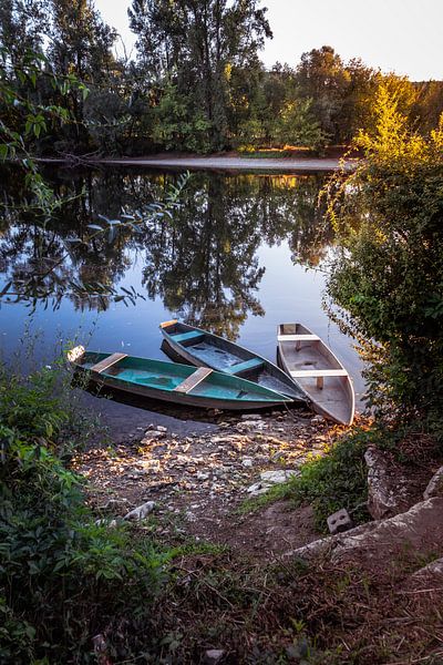 trois bateaux en bois gisent dans les eaux de la Dordogne par ChrisWillemsen