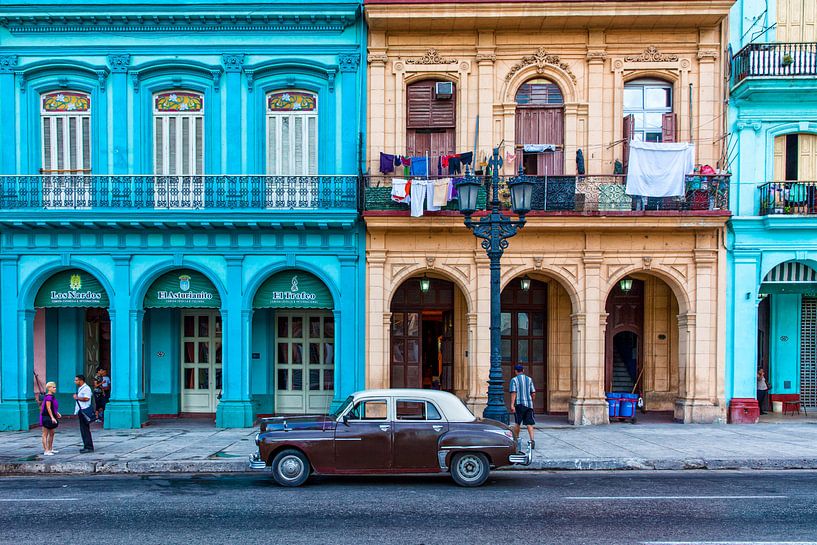 Oldtimer in Kuba in der Innenstadt von Havanna. One2expose Wout kok Fotografie.  von Wout Kok