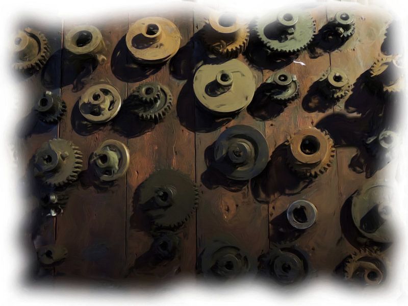 Industriegetriebe an Holzwand von Maurice Dawson