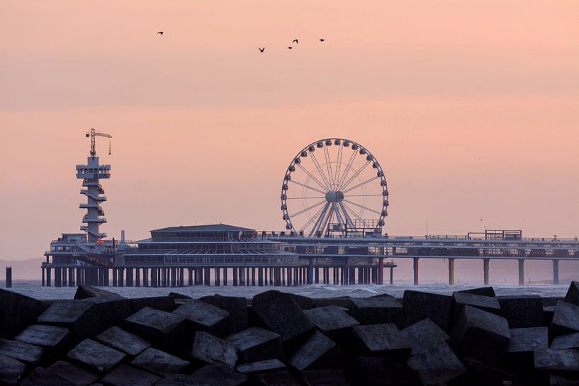 Lustiger Pier von Scheveningen bei Sonnenaufgang von Remco Van Daalen