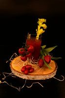 Tomaten-Wodka-Cocktail mit Staudensellerie und Strauchtomaten.