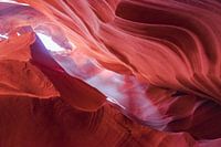 Formes spectaculaires et la lumière diffuse dans Antelope Canyon, Arizona