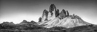 L'aube sur les Trois Cimets dans les Dolomites. Image panoramique noir et blanc