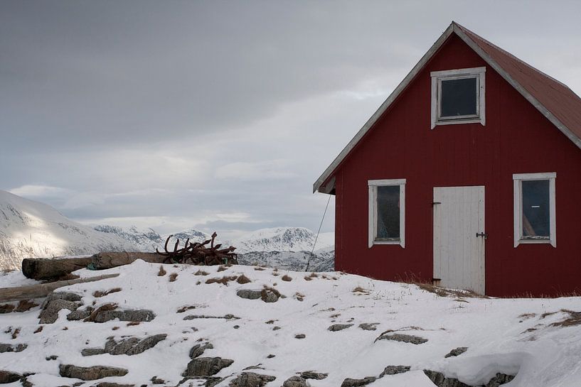 Holzhaus  am Fjord im Norden Norwegens am Insel des Hillesoya und Sommeroya von Dennis Wierenga