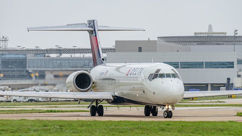 Taxiing Delta Air Lines Boeing 717-200. by Jaap van den Berg