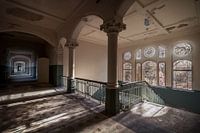 Escalier d'un hôpital déserté