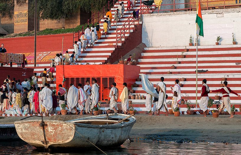 India: Ochtendceremonie aan de Ganges (Varanasi) by Maarten Verhees