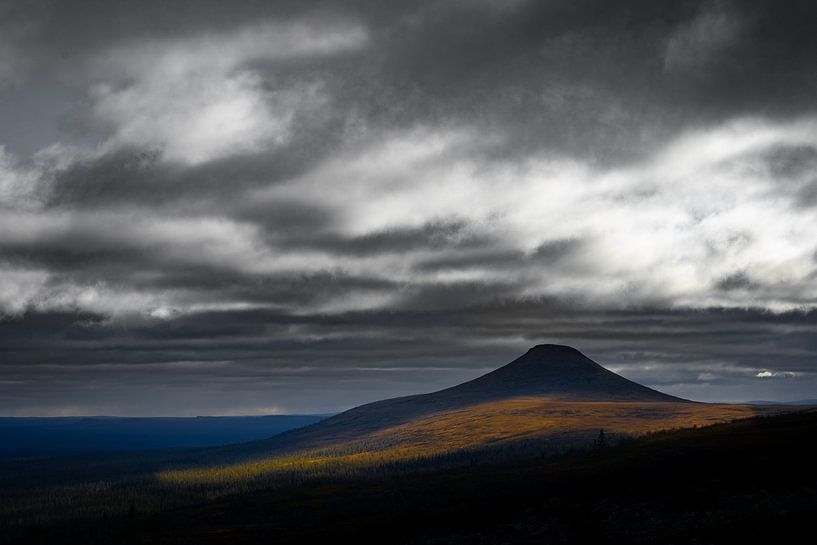 Dunkler Berg von Sam Mannaerts