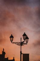 Silhouette eines Laternenpfahls in Delft bei Sonnenuntergang