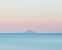 Insel-Silhouette am Horizont bei Sonnenuntergang