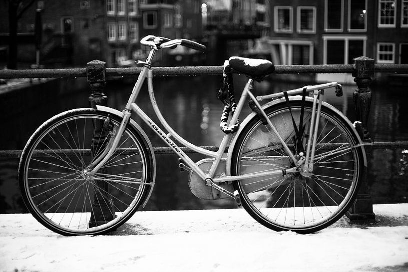 Verschneites Fahrrad in Amsterdam von Colin Eusman