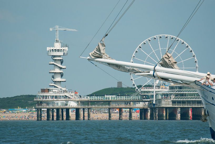 De Scheveningse Pier vanaf het water par Miranda Zwijgers
