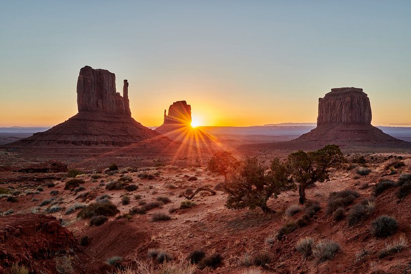 Zonsopgang boven de Monument Valley, Arizona van Jürgen Ritterbach
