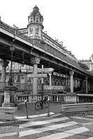 Scène de rue autour du Pont de Bir Hakeim à Paris (noir et blanc)