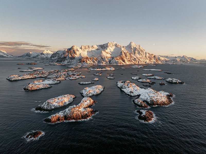 Inselreich im Norden - Henningsvær im goldenen Licht des Winters von Ashwien Jurawan