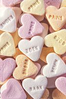 Coeurs de bonbons nostalgiques avec des textes dans des couleurs pastel.