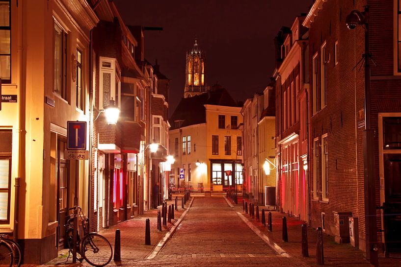 Stadtbild von Utrecht mit dem Dom-Turm bei Nacht von Eye on You