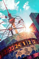 Weltzeituhr und Fernsehturm Berlin im Sommer