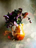 Helleborus Orientalis dans un vase avec une nature morte de fleurs classiques