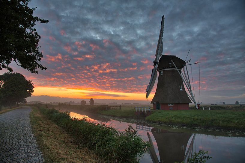 Krimstermolen bij zonsopkomst von Anneke Hooijer