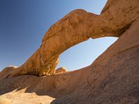 Arche rocheuse naturelle sur la montagne Spitzkoppe en Namibie