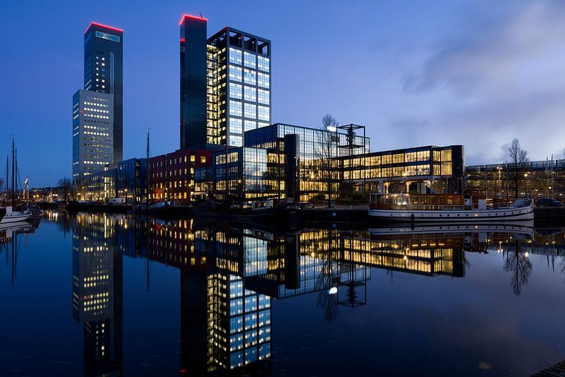 Achmea-Turm und Averotoren am Abend in Leeuwarden von Rob van Esch