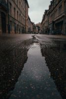 Réflexion dans une flaque d'eau d'une ville française idéaliste