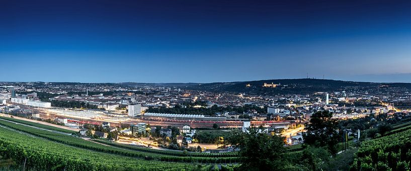 Würzburg - Panorama de la ville à l'heure bleue du soir par Frank Herrmann
