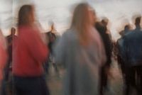 Analogique 35mm - personnes dansant lors d'une fête sur la plage - Bloemendaal