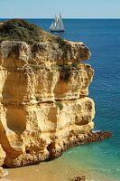 Algarve rots en zeilboot