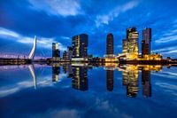 Rotterdam auf der Nieuwe Maas nach Sonnenuntergang, mit der Erasmusbrücke (Niederlande)