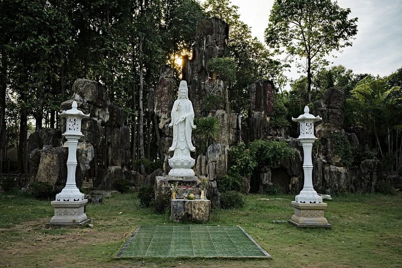 Bodhisattva-Statue in einem heiligen Garten von Frank Photos