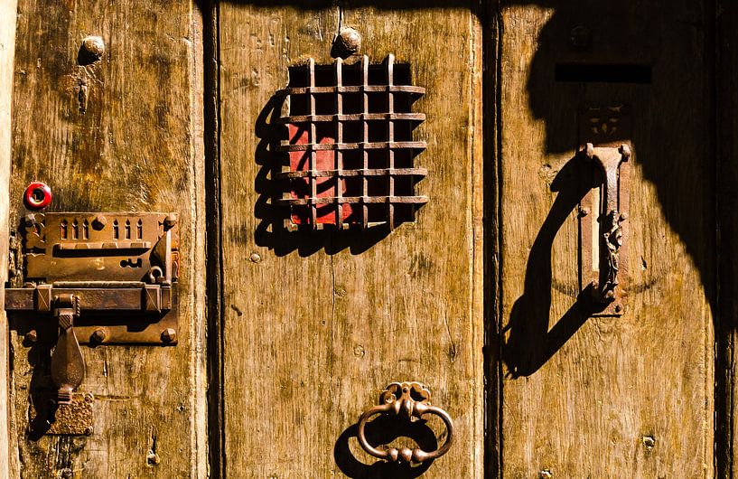 alte Holztür mit Schloss in der Altstadt von Angers Loire Frankreich von Dieter Walther