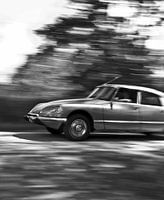 Bild eines fahrenden Citroen DS in Schwarzweiß.