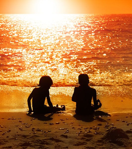 Kinder am Strand von Bo Valentino