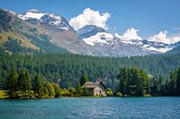 Maison en pierre sur les rives du lac de Sils (Grisons, Suisse)