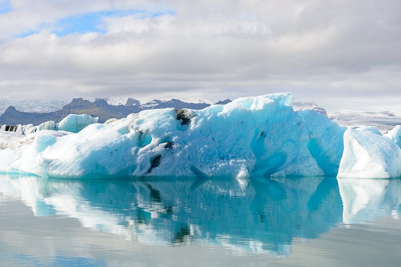 Icebergs flottant dans la lagune du glacier Jokulsalon en Islande par Sjoerd van der Wal Photographie