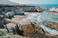 Eine zerklüftete Küstenlinie