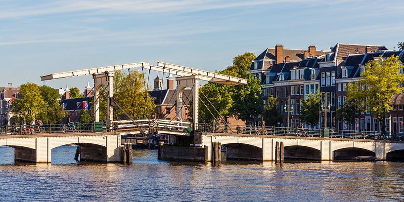 Radfahrer auf der Magere Brug in  Amsterdam von Werner Dieterich